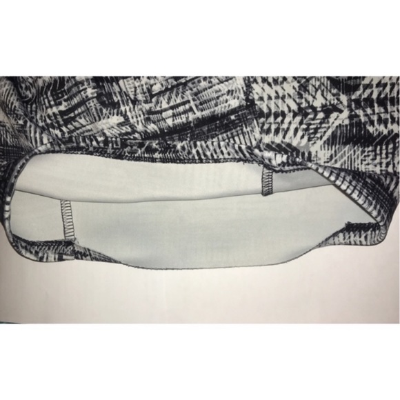 Women's Aztec Printed Scoop Neck Key Hole Black & White Crop Tank Top - Size XS - Picture 13 of 16